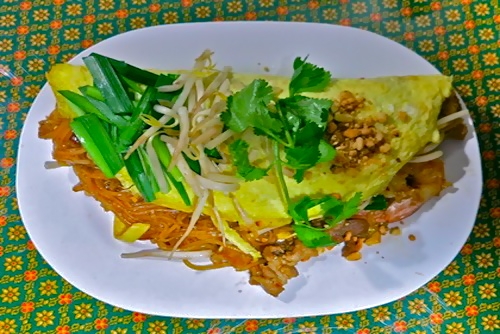 Pad Thai Sai Kai - Stir fried noodles with pork & shrimp wrapped in egg.