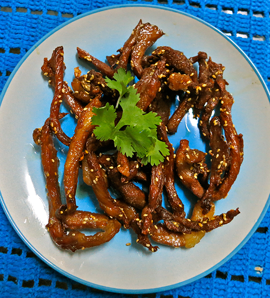 Muu Dad Deaw – Strips of pork shoulder marinated in dark soy sauce and fried.